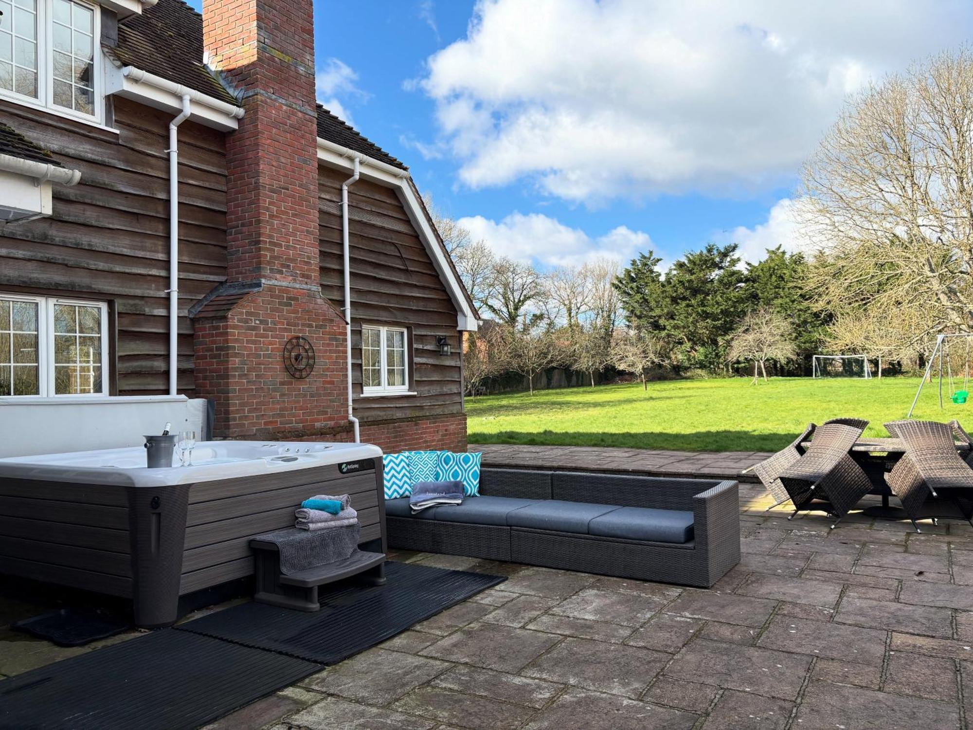 Langford Farmhouse - New Forest National Park Luxury 4Bd, Hot Tub, Cinema, 10 Acres Bartley ภายนอก รูปภาพ